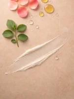 Brume corporelle Rose Patchouli Sokoune, gouttelettes et pétales de rose