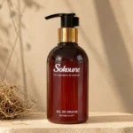Gel douche Sokoune Vétiver d’Haïti, flacon pompe ambré 250 ml posé sur une pierre beige