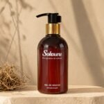 Gel douche Sokoune Vétiver d’Haïti, flacon pompe ambré 250 ml posé sur une pierre beige
