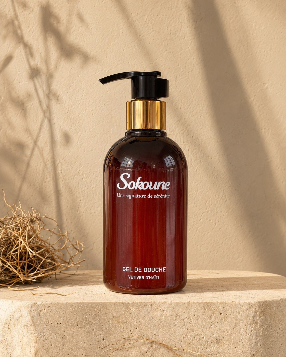 gel-douche-vetiver-haiti-sokoune-1 Gel douche Sokoune Vétiver d’Haïti, flacon pompe ambré 250 ml posé sur une pierre beige
