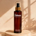 Huile sèche corps et cheveux Sokoune, flacon spray ambré 200 ml sur socle en travertin